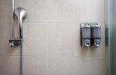 Hoe te kiezen van het oppervlak voor douchewanden