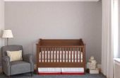Het rangschikken van de Baby in de kinderkamer meubels
