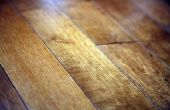 Waarom krijgt mijn houten vloer plakkerig?