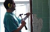 Hoe te verwijderen van de spiegel tegels van een muur
