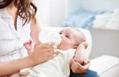 Hoe om te voorkomen dat een Baby slikken lucht wanneer fles voeding