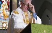 Het opzoeken van een katholieke priester in de Verenigde Staten