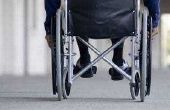 Hoe de overdracht van ouderen uit een rolstoel naar een Bed