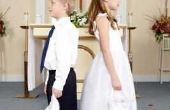 Wat doet de kleine jongens om een deel van de ceremonie van het huwelijk?