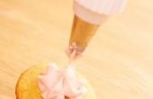 Hoe te Versier Cupcakes met behulp van bakkerij decoratie technieken