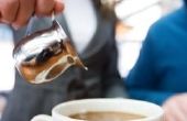 Het toevoegen van melk aan Franse pers koffie