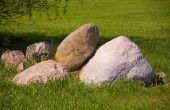 Hoe landschap met stenen op een heuvel