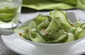 Hoe maak je een komkommer uien salade