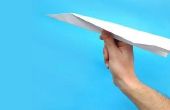 Hoe maak je een papieren vliegtuigje dat rechtstreeks vliegt