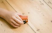 Hoe schoon de oude vloeren van het hardhout dat onder vloerbedekking geweest