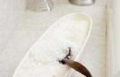 Hoe maak je badzout thuis met melkpoeder