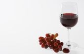 Hoe te verwijderen een droge rode wijn vlek van bekleding