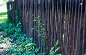 Het gebruik van een tuin sproeier voor hek vlek