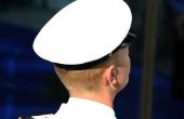 Hoe te vliegen van Captain's Insignia op een Marine-Uniform