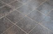 De tegels van de vloer die eruit als keramische tegel zien laminaat