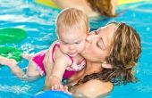 Hoe om een Baby kennismaken met een zwembad
