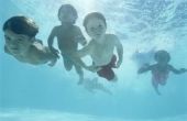 Tekenen & symptomen van een kind dat het drinken van teveel Water zwembad