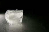 Projecten van de wetenschap om te leren als een Ice Cube smelt sneller in lucht of Water