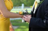 Hoe te coördineren van een smoking met de kleur van een Prom jurk