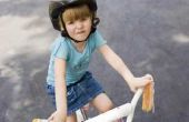 Hoe om een kind te rijden op een driewieler te leren