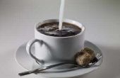 Het toevoegen van gecondenseerde melk aan de koffie