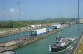 Welke twee lichamen van Water maakt het Panamakanaal verbinding?