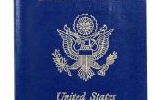 Hoe om te kiezen tussen een paspoort-boek en een paspoort-kaart