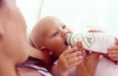 Hoe je Baby om te stoppen met het innemen van flessen bij nacht