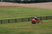 Het aanpassen van een dek van de maaier op een ambachtsman paardrijden grasmaaier