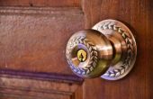Hoe te voegen van oude deurknoppen voor een kapstok