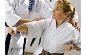Het uitvoeren van een mes Hand staking in Karate