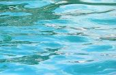 Hoe schoon roest vanaf de onderkant van zwembaden