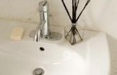 Hoe uw badkamer wastafel afvoer ontstoppen zonder een loodgieter