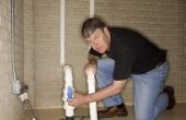 Hoe te repareren van een lek met leidingen onder een betonplaat