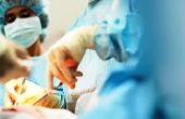 Een chirurgische Tech salaris in een kantoor van de plastische chirurgie