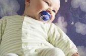 Hoe weet je wanneer een Baby met een deken kan slapen?