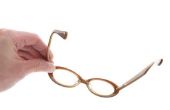 Hoe te repareren van kunststof brillen