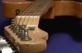 Hoe een gitaar met vergrendeling Tuners String
