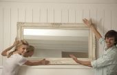 Hoe om te hangen van een spiegel zijwaarts