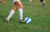 Hoe Kick van een voetbal tijdens het hardlopen