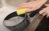 Hoe te verwijderen van gesmolten kaas van servies