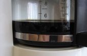 Hoe schoon een zwart of verbrande koffie Pot