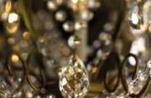 Hoe maak je kristallen kroonluchters die aan een vaas voor bruiloft Centerpieces hangen