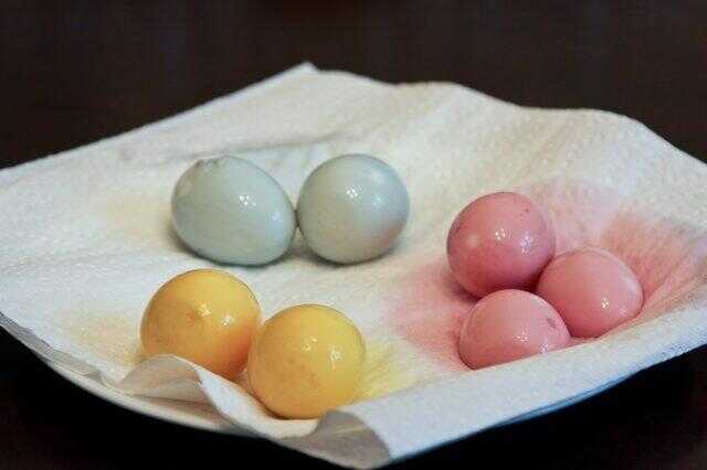 Почему яйца серые. Яичный белок. Цвет яичного белка. Гусиное яйцо вареное. Вареное двухжелтковое яйцо.